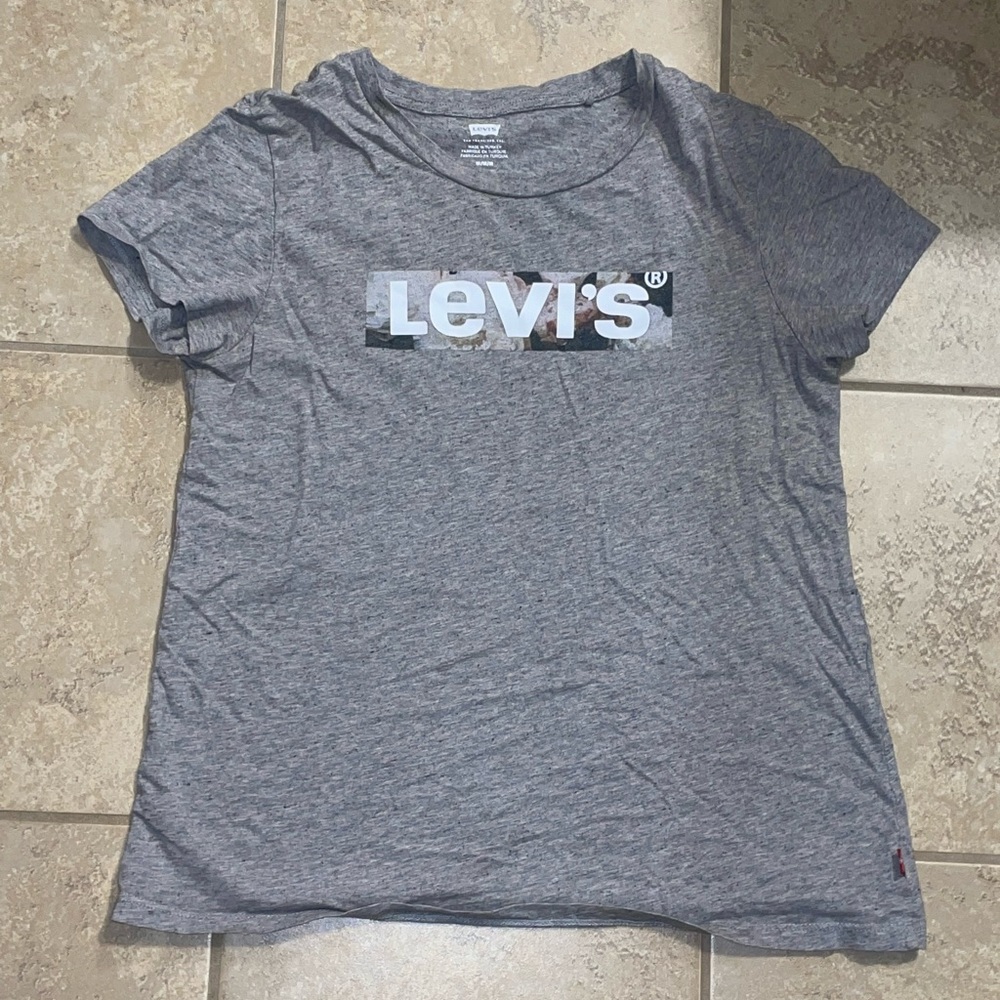 gray levi’s short sleeve